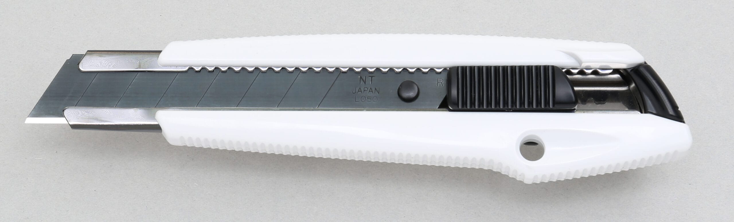 NT-MNCR-L1R-4904011012266 NT Cutter 18 mm MNCR-L1R black&white – Hochwertig & günstig bei ShopDeca